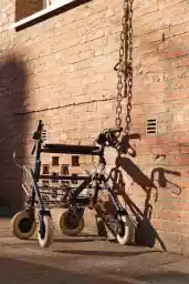 'angekettet' in a higher resolution